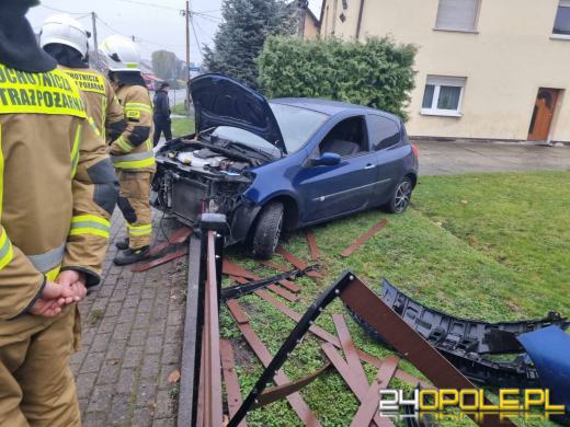 Samochód osobowy uderzył w ogrodzenie w Złotnikach