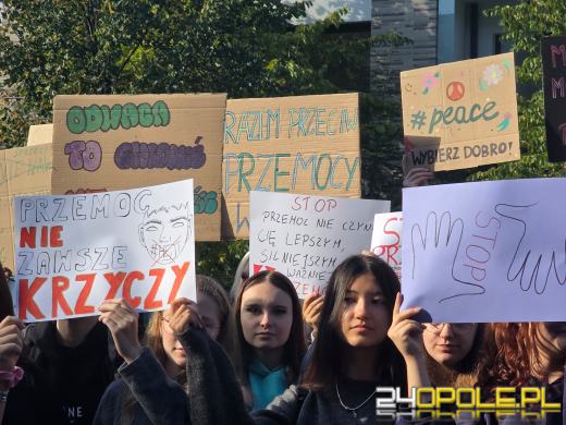 Opolscy uczniowie razem przeciwko przemocy i ważny apel: "Mamo, tato, porozmawiajmy"