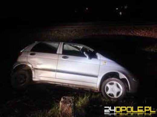 23-latek miał zabrać wędki z samochodu kolegi. Zamiast tego wylądował w rowie