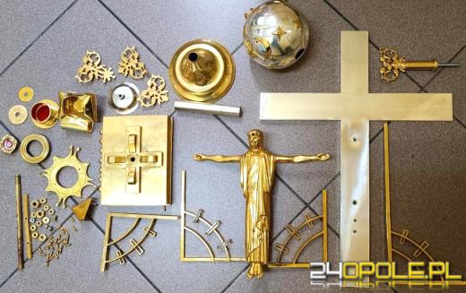 Urządzali się po kościelnemu? Para wyniosła sprzęty liturgiczne i pieniądze z tacy