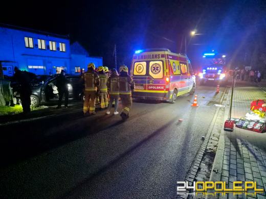 Volkswagen uderzył w słup energetyczny, kierowca w szpitalu