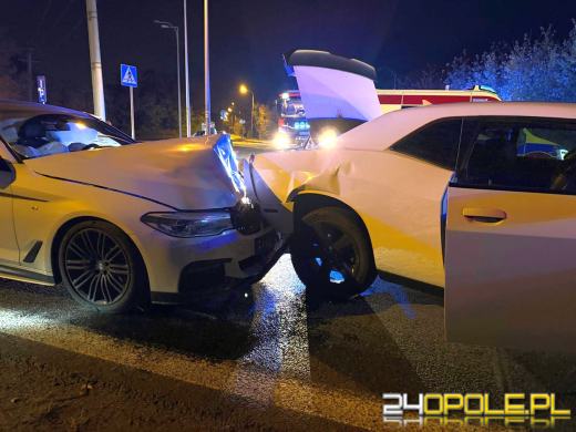 Zderzenie BMW z Dodge'em Challengerem na ulicy Krapkowickiej