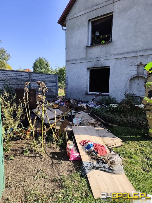 Pożar domu jednorodzinnego w Makowicach. Osiem zastępów straży pożarnej na miejscu