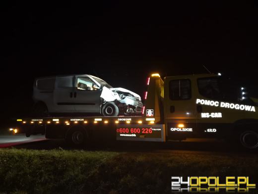 Zderzenie dwóch samochodów na DW463. Jedna osoba trafiła do szpitala