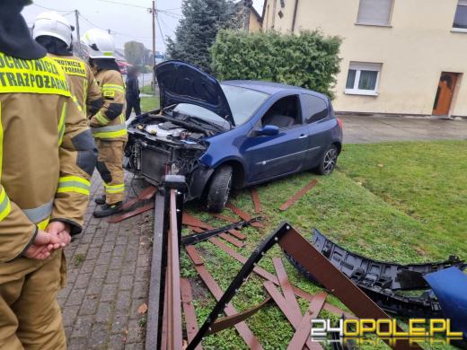 Renault Clio wypadło z drogi na DW414. Samochód uderzył w ogrodzenie