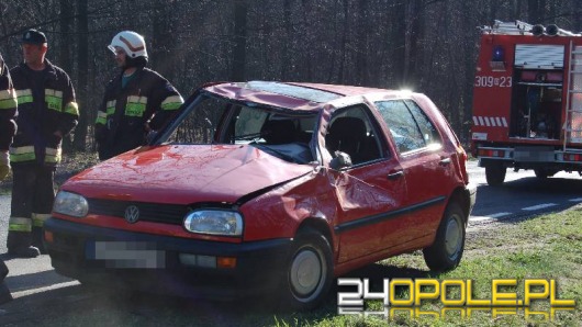 Zjechał na pobocze i dachował