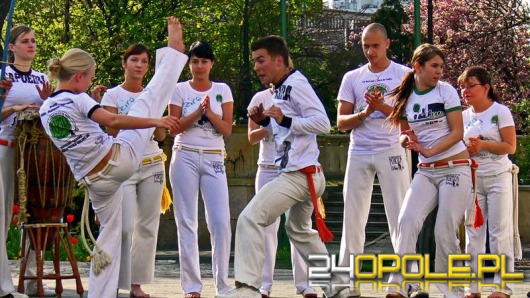 Capoeira na boisku UO