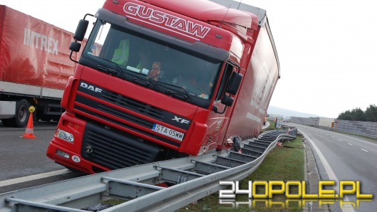 Wypadek ciężarówki na A4 /video/