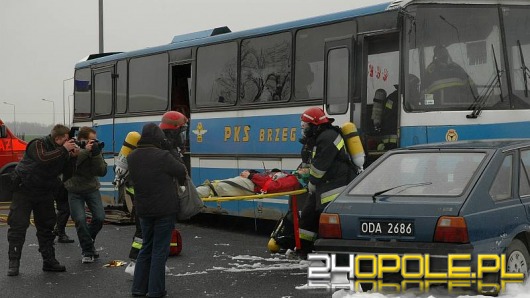 Wypadek osobówki i autobusu szkolnego
