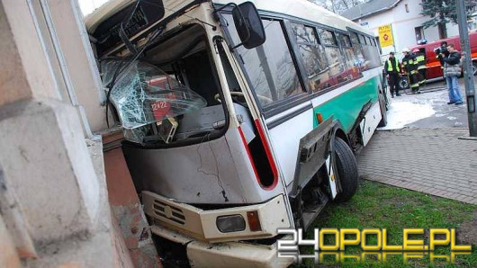 K-Koźle: Autobus wjechał w budynek