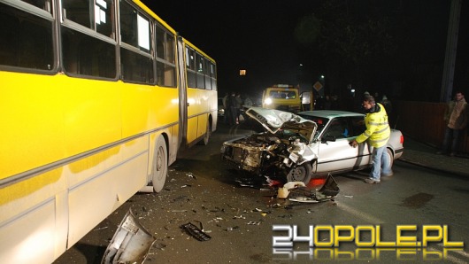 Zderzenie osobówki z autobusem 