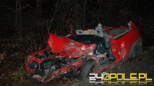 Opel zderzył się czołowo z ciężarówką