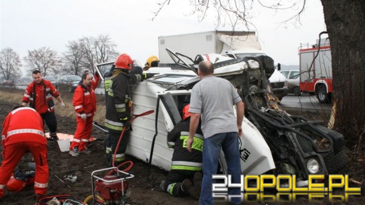 Kierujący jeepem uderzył w drzewo