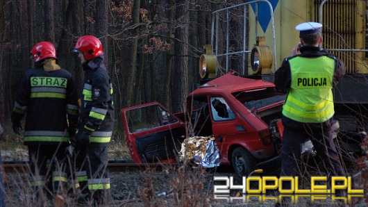 Maluchem wjechał pod pociąg