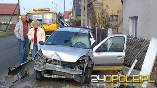 Wjechała renault w słup