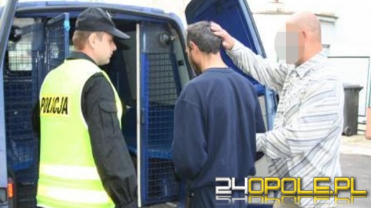 Zaatakował nożem policjantów