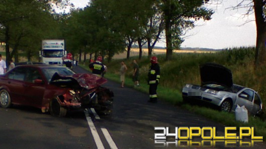 Wjechał w stojący samochód