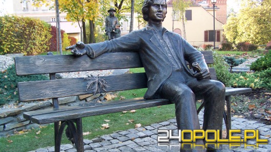 Turnau zaśpiewa na odsłonięciu pomnika Grechuty