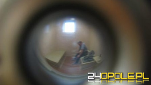 Zdemolował sklep i skopał samochody