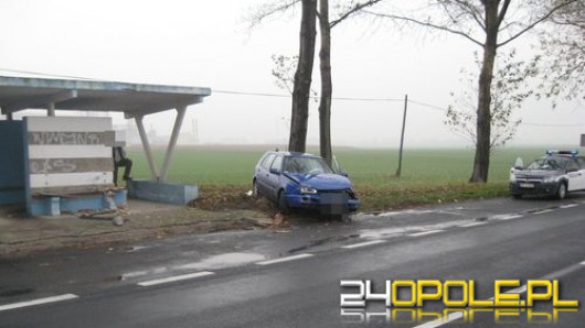Wjechał w przystanek autobusowy