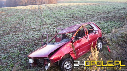 Wpadł w poślizg i dachował w rowie