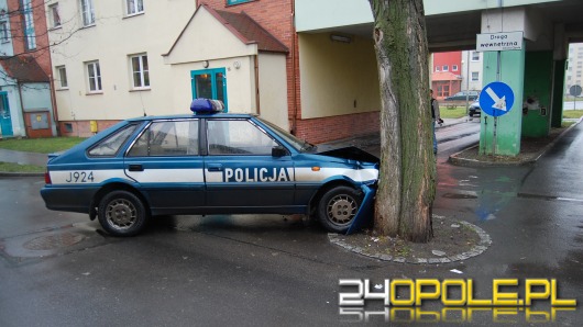 Radiowóz uderzył w drzewo