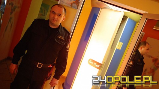 Zatrzasnęła się w solarium