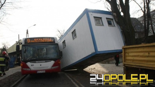 Kontener spadł na autobus