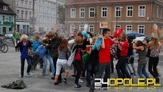 Wojna na poduszki w centrum Opola