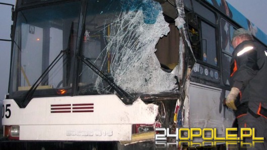 Samochód dostawczy wjechał w autobus