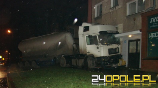 Wjechał cysterną w blok