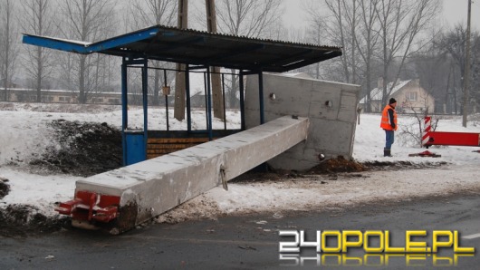 12-metrowy słup spadł z ciężarówki