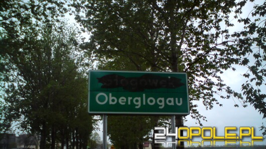 Zniszczone dwujęzyczne tablice w Głogówku