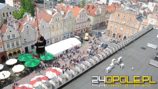 Zjeżdżali na linie z wieży ratusza