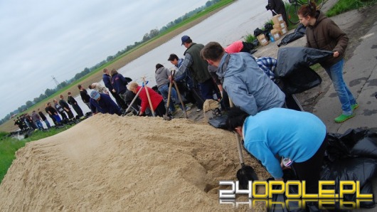 Wody coraz mniej, walka na wałach wciąż trwa