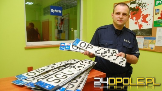 14 tablic rejestracyjnych w wielkiej kałuży