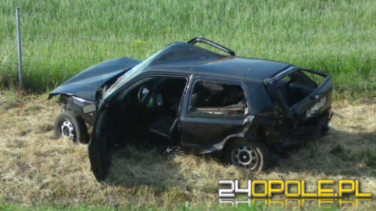 Volkswagen dachował na autostradzie