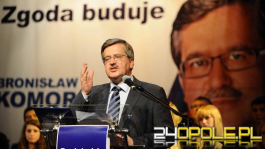 Komorowski wygrał w sondażach