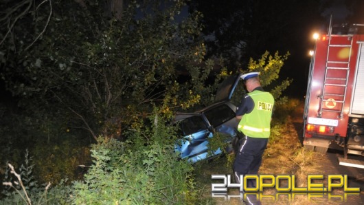 Fiat uderzył w drzewo. Nie żyje kierowca.