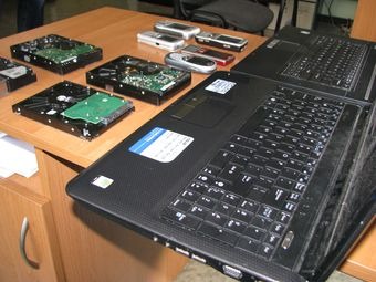 Nastolatkowie oszukali przez internet ponad 100 osób