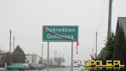 Wandale niszczyli dwujęzyczne tablice