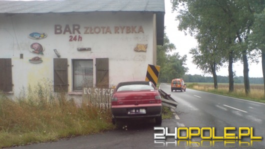 Wjechał samochodem w budynek