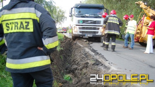 Pod betoniarką zapadło się pobocze