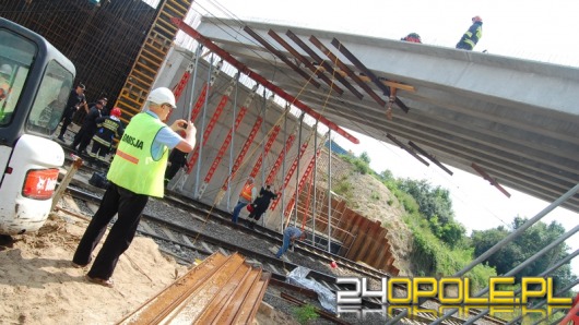 22-latek spadł na trakcję kolejową