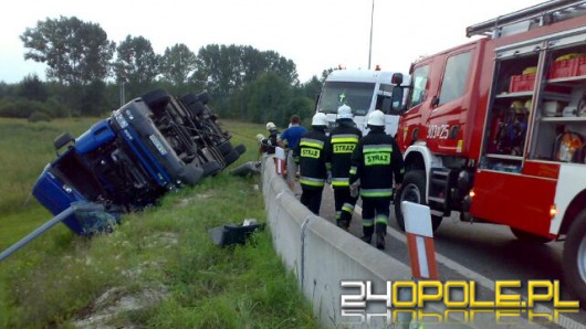 Ciężarówka przewróciła się na zjeździe z A4