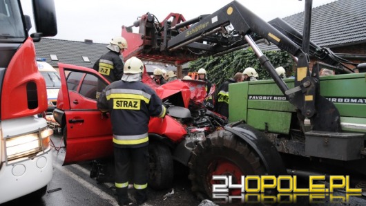 Terenowy nissan wbił się w traktor