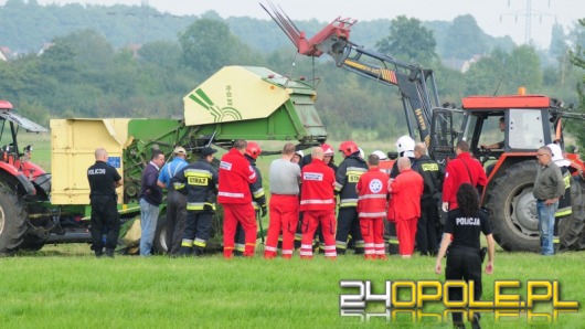 Rolnik wciągnięty w prasę do siana