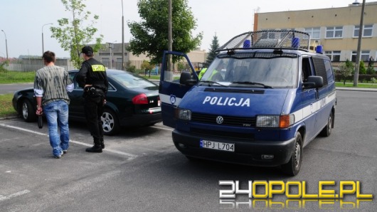 Napastnik z bronią chciał ukraść samochód