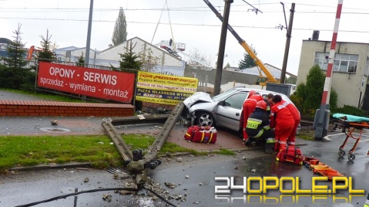 Wjechał samochodem w słup energetyczny