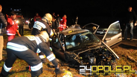 Czołowe zderzenie citroena z ciężarówką